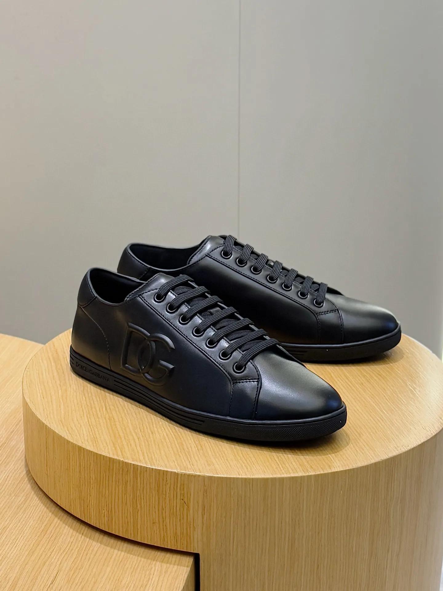 Men's Men's Shoes💰400 [New Style]🐏🐏DG men's calfskin sneakers Portofino Yacht shoes, simple and versatile design, unique saddle leather soles. The Dolce &G logo rear wing is the icing on the cake. Imported cowhide + rubber outsole Size: 39-44 (customized at 38.45)